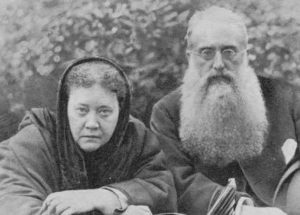 Madame Blavatsky e Coronel Olcott 300x215 - Helena Blavatsky: a mãe do esoterismo moderno e suas polêmicas
