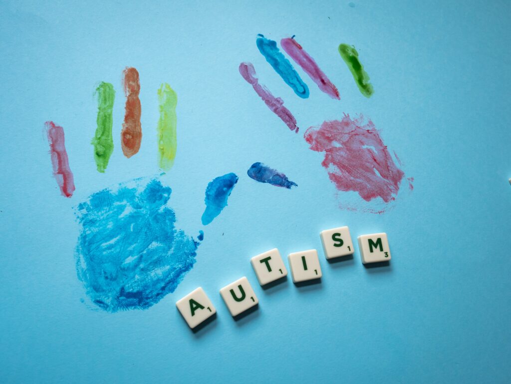 autismo maos coloridas 1024x769 - Autismo, e agora? O que fazer diante do diagnóstico?